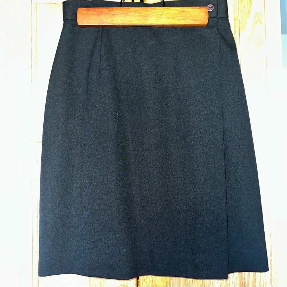 Geoffrey Beene sport Classic Black Women's Skirt 100% wool fully lined size 4